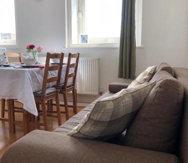 Somers Town Apartment | Comfy Entire Flat with City View Balcony in Regents Park, Camden, Central London