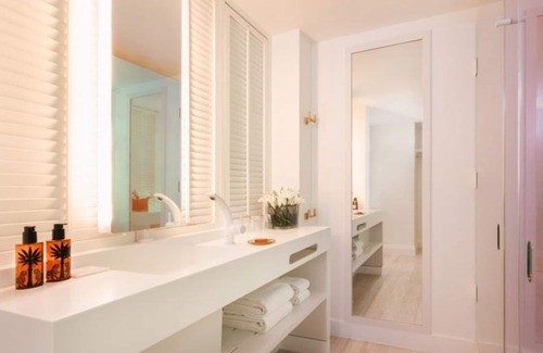 Nassau Hotel | Comfy Escape | Unit w/Kitchenette, Onsite Pool, Water Park, Pets Allowed!