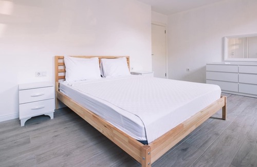 Bodrum City Center Apartment | Comfy Flat w Patio 3 min to Beach in Bodrum