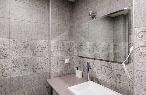 Bodrum City Center Apartment | Comfy Flat w Patio 3 min to Beach in Bodrum