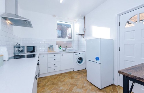 Salford House | Comfy Four Bedroom House with parking