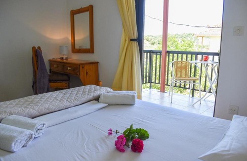 Foinikounta Apartment | Comfy green studio/just 150m to the beach