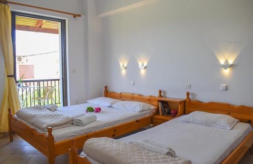 Foinikounta Apartment | Comfy green studio/just 150m to the beach