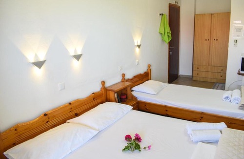 Foinikounta Apartment | Comfy green studio/just 150m to the beach