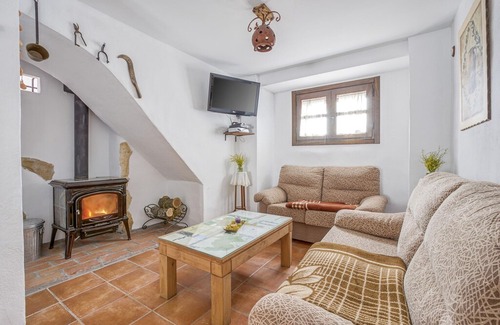 Carcabuey House | Comfy Holiday Home in Carcabuey with Patio
