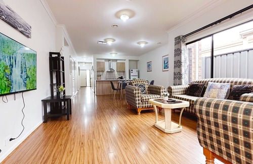 Craigieburn House | Comfy home/Airport/Shopping/Playground Nearby/Evaporative Cooler