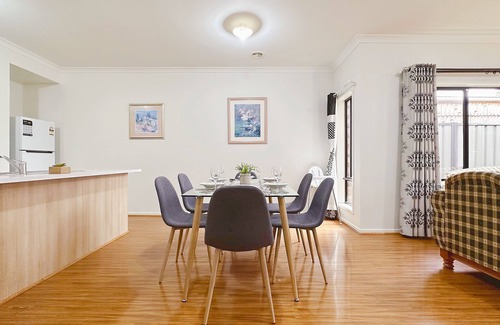 Craigieburn House | Comfy home/Airport/Shopping/Playground Nearby/Evaporative Cooler