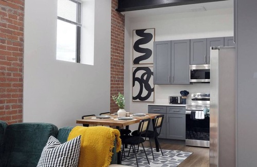 Cleveland Apartment | Comfy King Bed - Gym incl. - 10 min. to downtown