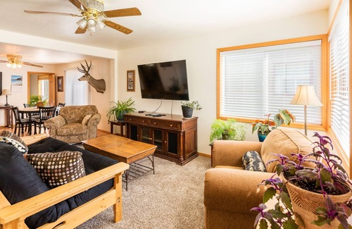 Polson House | Comfy lake vaca for 6. Spend your summer exploring gorgeous Flathead Lake!