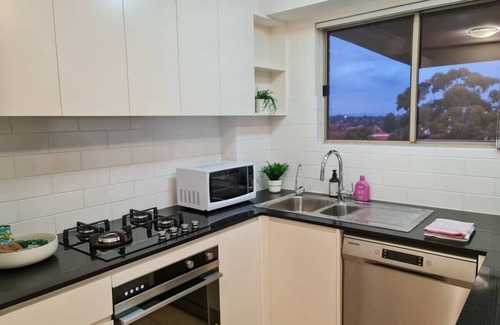 Maroubra Apartment | Comfy Maroubra Abode - Parking and District views