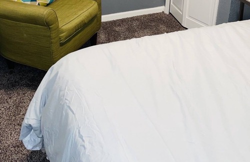 Ward Parkway Cottage | Comfy Renovated Waldo Getaway, Walkable, Convenient