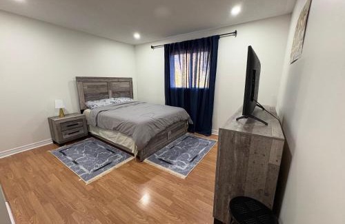 Orangeville House | Comfy & Spacious 4BR Family Home with Free Parking, Laundry, BBQ! 10 Min Walk to Headwaters Hospital, 5 Min Drive to Mount Alverno Luxury Resorts, Ideal for Medical, Vacation or Work Stays!