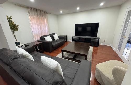 Orangeville House | Comfy & Spacious 4BR Family Home with Free Parking, Laundry, BBQ! 10 Min Walk to Headwaters Hospital, 5 Min Drive to Mount Alverno Luxury Resorts, Ideal for Medical, Vacation or Work Stays!