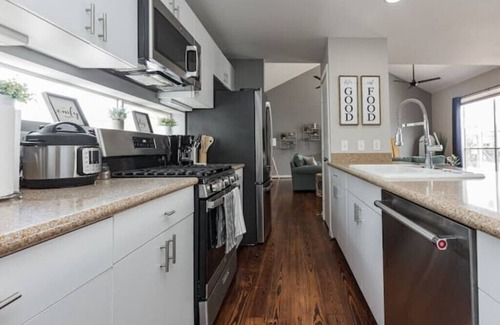 Midtown House | Comfy, spacious townhome in Midtown, 2BR sleeps 6, Close to Medical Center