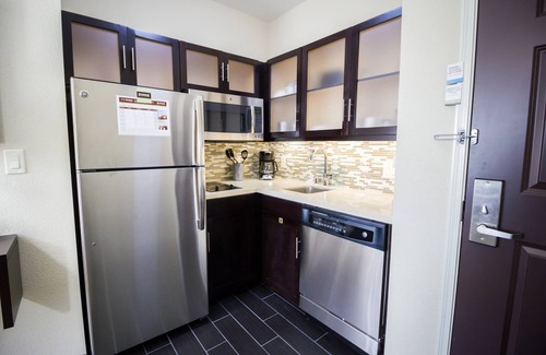 Plano Apartment | Comfy Studio in Plano | Free Breakfast, Free Wi-Fi, Outdoor Pool