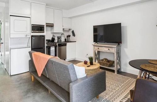 Virginia Highland Apartment | Comfy Studio with Queen Bed, City Walkable!