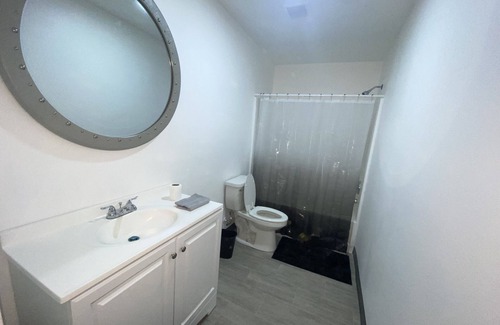 Houston House | Comfy Two Bedroom in Townhouse - 9 minutes from Airport and Downtown!