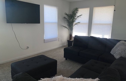 Houston House | Comfy Two Bedroom in Townhouse - 9 minutes from Airport and Downtown!