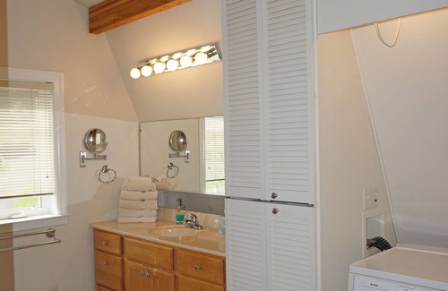 Springfield House | Comfy, Well-Appointed Guest House with a Beautiful View!