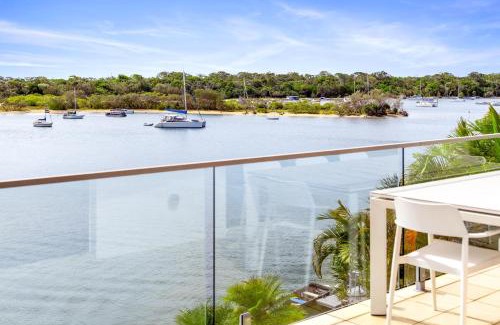 Noosa Heads Apartment | Commodore 8 Top Floor Views