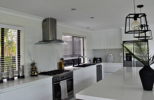Broadbeach Waters House | COMMONWEALTH GAMES ONLY. Luxury 5 bedroom, 4 bathroom waterfront home.