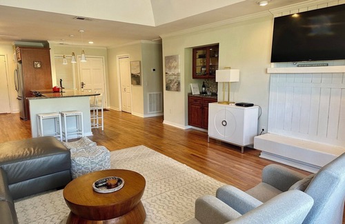 West Beach Cottage | Community Pool, Golf Course View, Sunroom, Dog Friendly Greenslake Cottage!