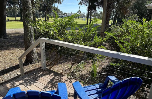 West Beach Cottage | Community Pool, Golf Course View, Sunroom, Dog Friendly Greenslake Cottage!