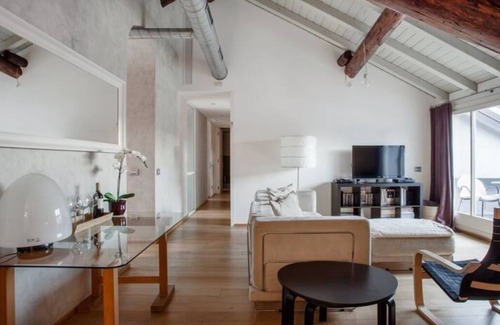 Como City Centre Apartment | Como Sweet Como - Free Parking - Central Como - 150 mq/1600 sq ft