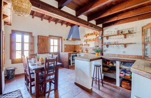Alcaucin Cottage | Compact Escape by the Parklands