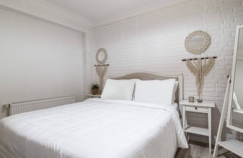 Celiktepe Mahallesi Apartment | Compact Flat w Backyard 6 min to Kanyon Mall