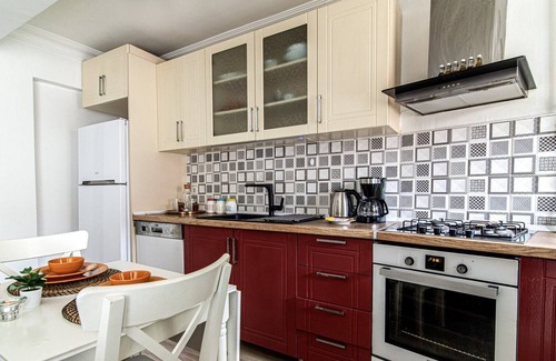 Celiktepe Mahallesi Apartment | Compact Flat w Backyard 6 min to Kanyon Mall