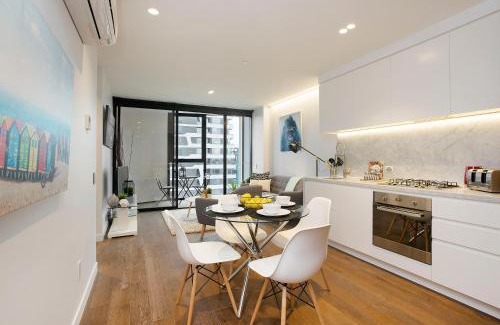 Melbourne Central Business District Apartment | Complete Host CBD Lighthouse Apartments
