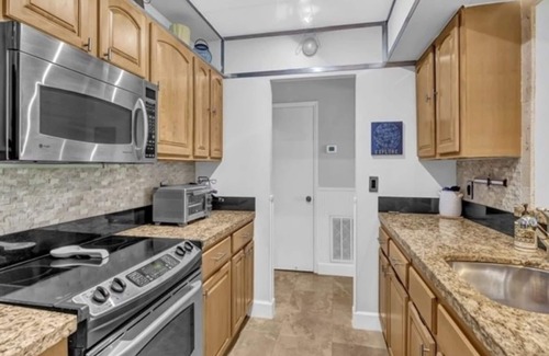 Central Beach Condo | Completely updated condo in perfect location 2 blocks to beach and Ocean Drive