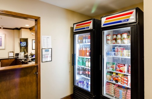 Montopolis Condo | Complimentary Breakfast + Outdoor Pool | Close to Austin Airport!