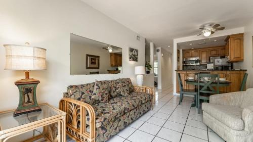 Truman Annex House | Conch Adventure by AvantStay Great Location w Patio Outdoor Dining and Shared Pool Week Long Stays