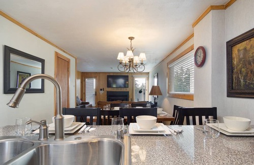Snowshoe Condo | Condo ∙ 2 bedrooms ∙ 9 guests