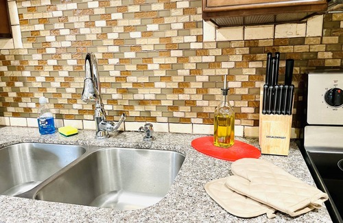 Beverly Green Apartment | Condo,2Bedrooms,Sale,Strip,BOOK,Las Vegas,LVCC,SemaShow,wifi,SALE,pool,CES26