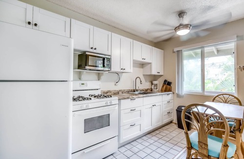 Kailua-Kona Condo | Condo at oceanfront resort with lanai, pool, grill & sundeck - walk to beach