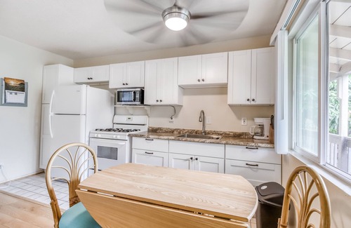 Kailua-Kona Condo | Condo at oceanfront resort with lanai, pool, grill & sundeck - walk to beach