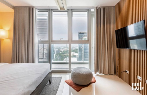 Bonifacio Global City Condo | Condo in Uptown Parksuites Tower II BGC w/Netflix, Disney+ and HBO Go
