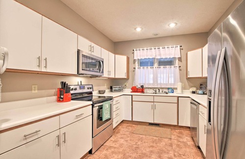 Salem Condo | Condo on Lake Keowee w/Resort Amenities & Pool!