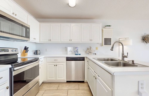 Navarre Beach Condo | Condo only steps from the beach with COMPLIMENTARY Beach Service