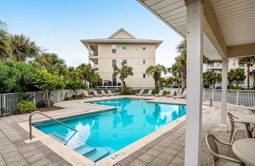 Navarre Beach Condo | Condo only steps from the beach with COMPLIMENTARY Beach Service