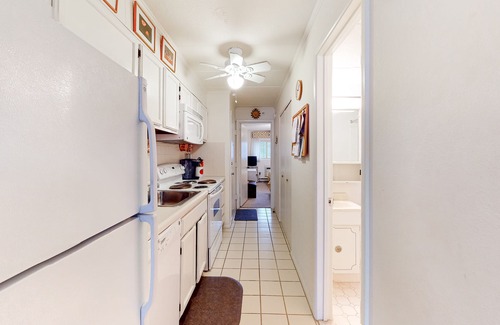 North Ocean City Condo | Condo Steps from the Beach w/Balcony, Partial Ocean View, AC & Shared Pool