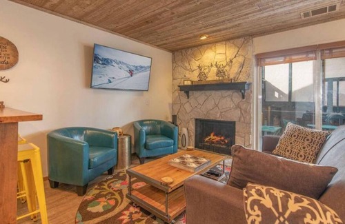 Patton Condo | Condo w/ Heated Pool & Jacuzzi. 1 Mile From The Village!