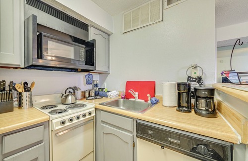 Fort Worth Apartment | Condo w/Pool Access: 3 Mi to Downtown Fort Worth!