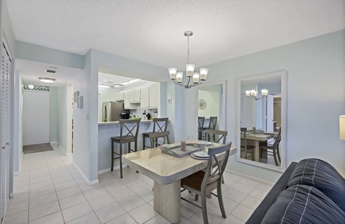 Marco Island Condo | Condo w/view of Clam Bay & pool/beach access