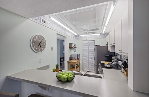 Marco Island Condo | Condo w/view of Clam Bay & pool/beach access