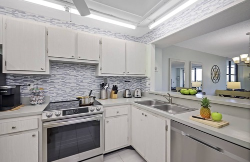 Marco Island Condo | Condo w/view of Clam Bay & pool/beach access