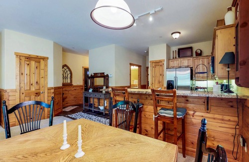 Truckee Condo | Condo with access to shared pool, sauna & gym - close to golf & lake